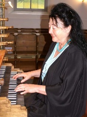 Renate Steiner an der Orgel in Sitzberg