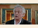 Hans Weber führt die Besucher mit viel Humor ins Konzert ein