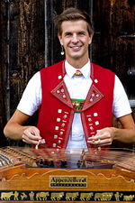 Nicolas Senn am Hackbrett